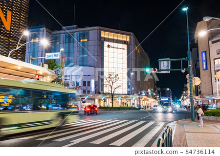 Shijo Kawara-cho, Kyoto night 84736114