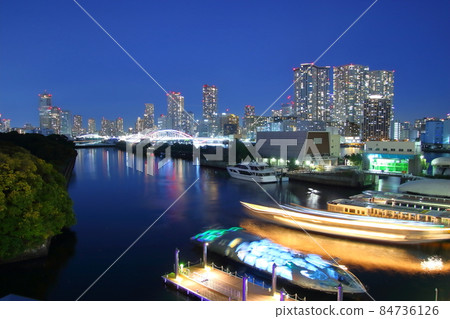 水邊城市景觀 Waters 竹草皮和碼頭夜景 84736126