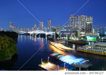 水邊城市景觀 Waters 竹草皮和碼頭夜景 84736127
