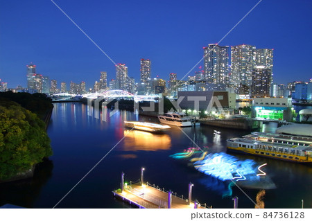 水邊城市景觀 Waters 竹草皮和碼頭夜景 84736128