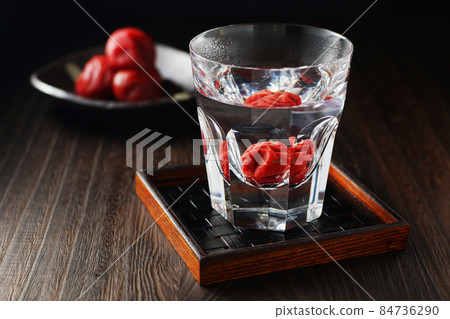 Hot water split of shochu and dried plum 84736290
