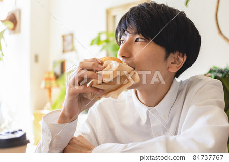 一個人吃一個漢堡包 84737767