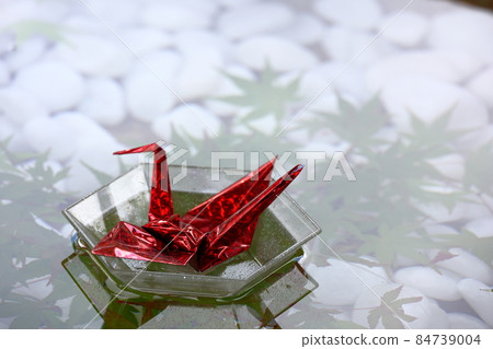 漂浮在水面上的紅紙鶴 漂浮在水面上的紅紙鶴 84739004