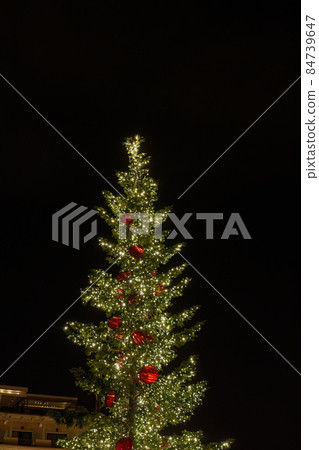 Decorated Christmas tree at Aristotelous square in Thessaloniki, Greece. 84739647
