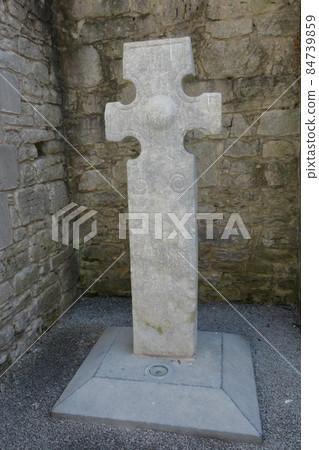 KILFENORA, COUNTY CLARE, IRELAND, August 19th 2019: High cross in 12th century kilfenora cathedral, Ireland KILFENORA, COUNTY CLARE, IRELAND, August 19th 2019: High cross in 12th century kilfenora cathedral, Ireland 84739859