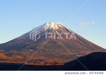 Lake Motosu shore view at dusk, Benifuji 84744480