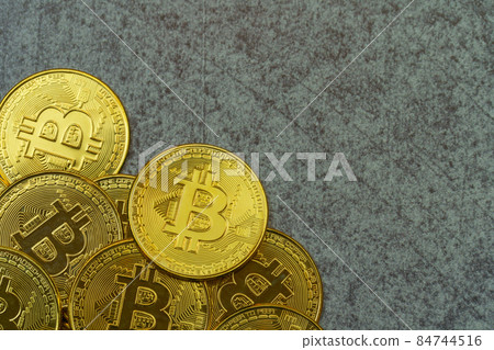 放置在混凝土上的加密貨幣加密貨幣 84744516