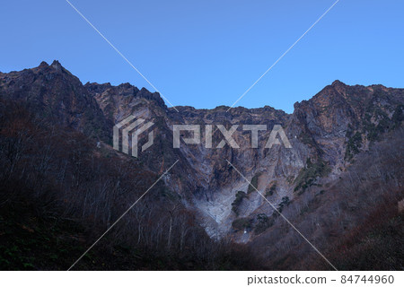 深秋黎明谷川岳一野倉澤的絕景 深秋黎明谷川岳一野倉澤的絕景 84744960