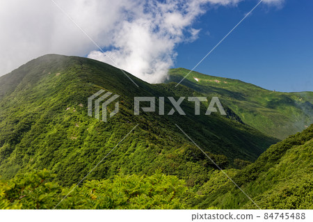 朝日山脈的主要山脊線,從日暮澤攀登而來的雲霧繚繞 朝日山脈的主要山脊線,從日暮澤攀登而來的雲霧繚繞 84745488