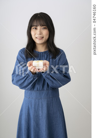 A woman with a small gift box on her palm 84746160