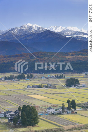 雪山腳下的田園風光 84747108
