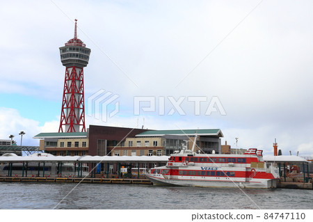 停泊在博多港的Jetfoil Venus和港口塔 84747110