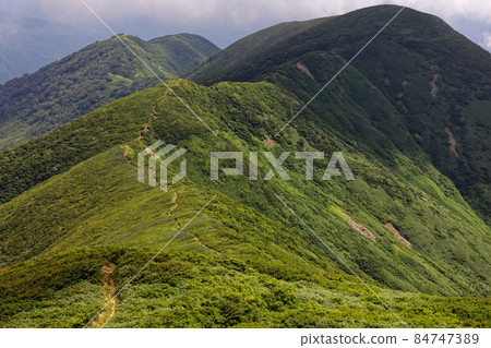 從登山途中眺望朝日山脈龍門山的通往日暮澤的登山道 84747389