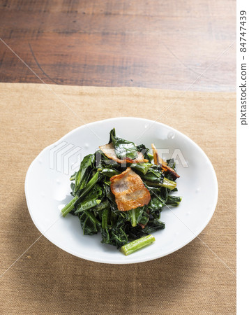Sauteed aletta and bacon 84747439