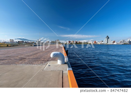 [Aomori City, Aomori Prefecture] A luxury liner visits the new central pier on the east side of the Aomori Bay area. 84747482