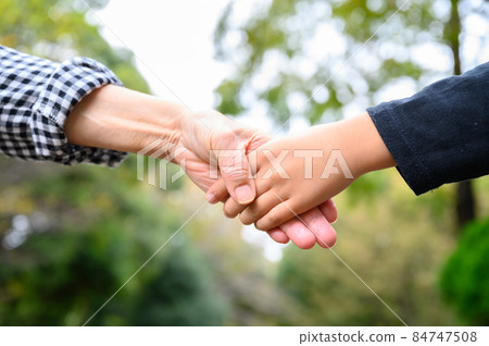 Children holding hands with the elderly Children holding hands with the elderly 84747508