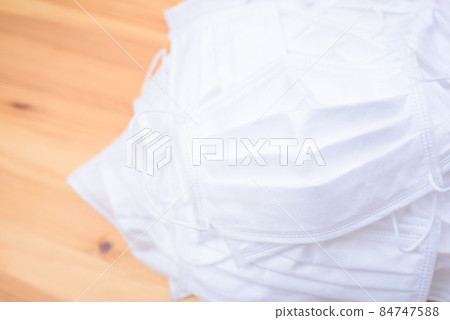 大量已用完的白色外科口罩，用於預防感染新型冠狀病毒 84747588