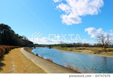 A pleasant walk in the river in early spring A pleasant walk in the river in early spring 84747876
