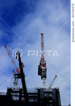 大阪梅田地區景觀建築施工起重機 84748478