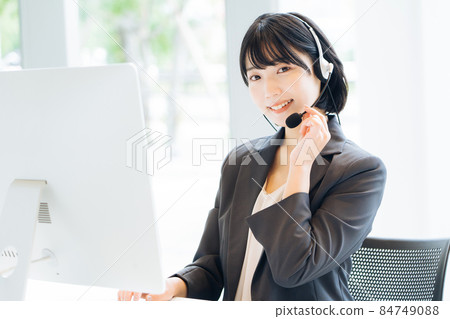 在呼叫中心工作的女接線生 84749088