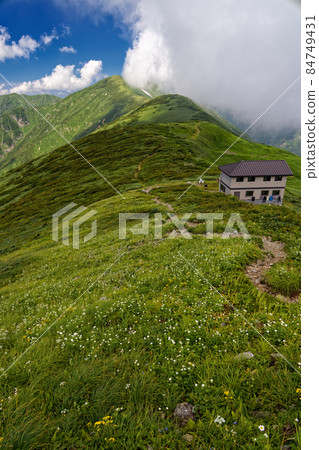 朝日山脈脊線和龍門小屋 夏季雲霧繚繞 84749431