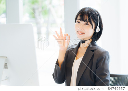 A woman with a headset 84749657