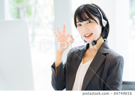 一個女人帶著耳機 84749658