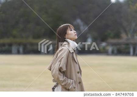 Business woman walking in a winter park 84749708