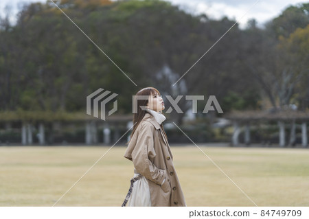 Business woman walking in a winter park 84749709