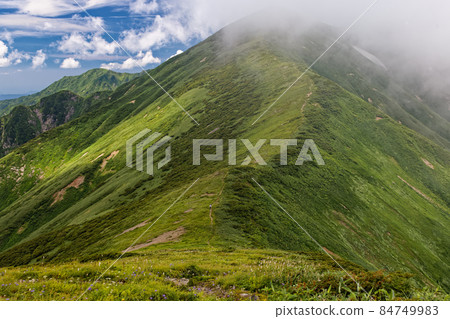 夏天從朝日山脈湧出雲彩的神川山 84749983