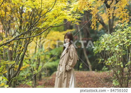 女性在秋葉公園 女性在秋葉公園 84750102