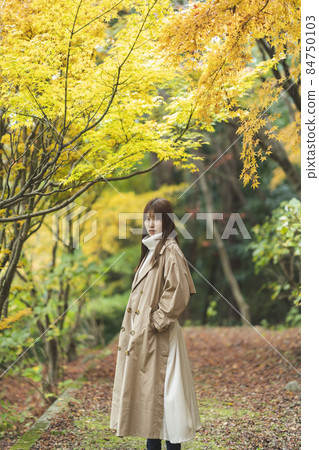 女性在秋葉公園 女性在秋葉公園 84750103