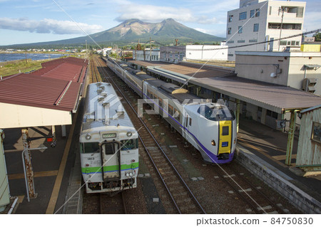 特快北斗(Kiha 261 series 100 series)和Kiha 40(1700 series)在森站排隊 特快北斗(Kiha 261 series 100 series)和Kiha 40(1700 series)在森站排隊 84750830