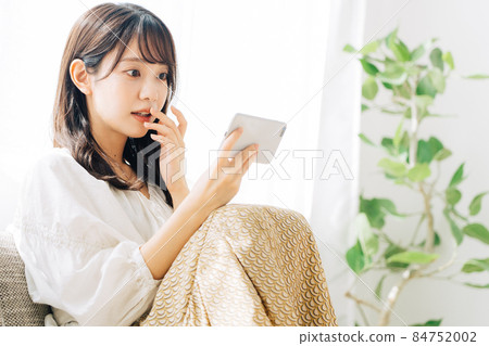 Woman watching video on smartphone 84752002