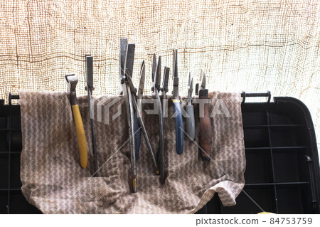 Metal engraving, metal processing, workshop, craftsmanship, craftsmanship, shaving, decorative tools, hand body parts, chisel 84753759