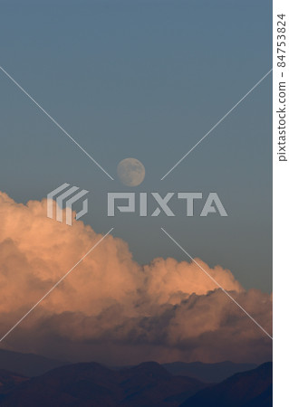 北斗市白州町第十三夜的月亮在落日的雲層之上 北斗市白州町第十三夜的月亮在落日的雲層之上 84753824