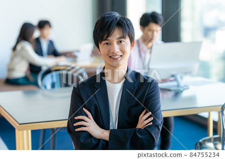 一個年輕的商人 84755234