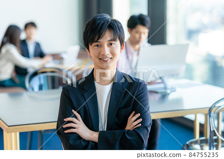 一個年輕的商人 84755235