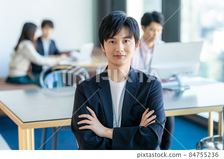 一個年輕的商人 84755236