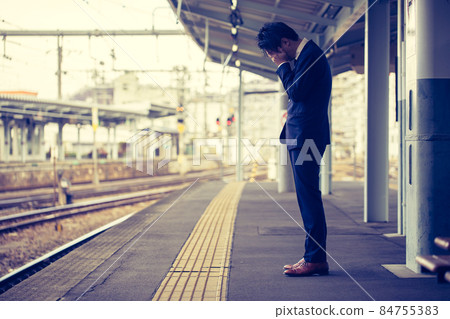 一個在車站站台上鬱悶的男人 一個在車站站台上鬱悶的男人 84755383