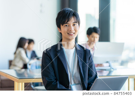 年輕的商人在辦公室 84755403