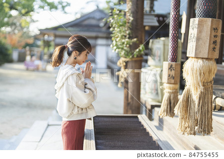 女性在神社和寺廟 84755455