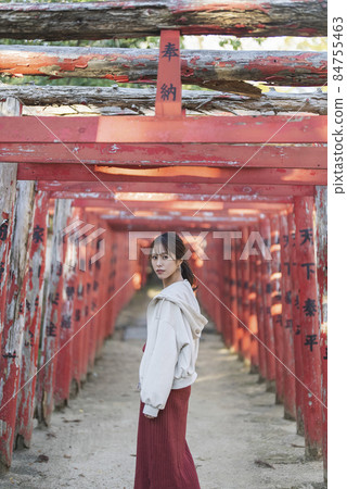 女性在神社和寺廟 女性在神社和寺廟 84755463