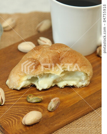 Pistachio cream puff 84755918