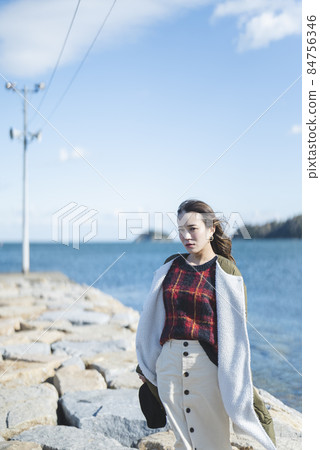 一個女人在海邊度假 一個女人在海邊度假 84756346