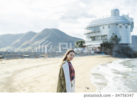 一個女人在海邊度假 一個女人在海邊度假 84756347