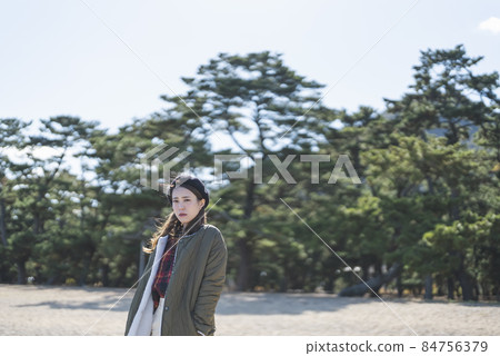 A woman spending a vacation near the sea 84756379