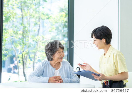 Caregiver counseling senior women Shooting cooperation "LINK FOREST" 84756457