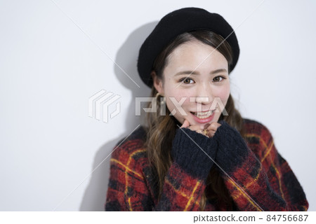 戴貝雷帽的女性 84756687
