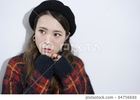 戴貝雷帽的女性 84756688